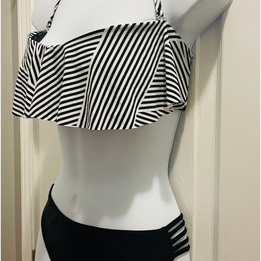 Flattering black/white ruffled bikini. sz XL Barely worn!